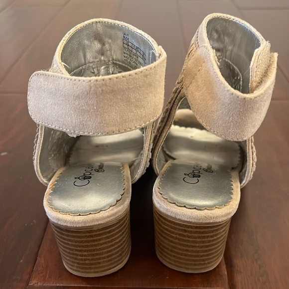 Girls heeled sandals EUC - Picture 2 of 4